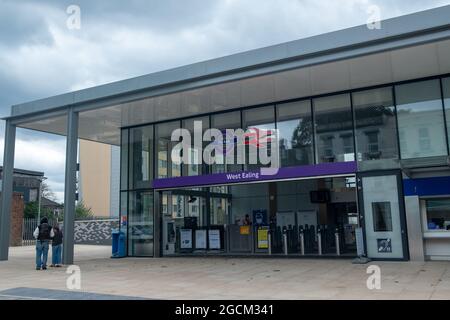 Londra - Agosto 2021: Stazione West Ealing a Londra Ovest. Nuova stazione che collega la Great Western Mainline con la nuova linea metropolitana di Londra, la E. Foto Stock