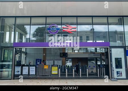 Londra - Agosto 2021: Stazione West Ealing a Londra Ovest. Nuova stazione che collega la Great Western Mainline con la nuova linea metropolitana di Londra, la E. Foto Stock