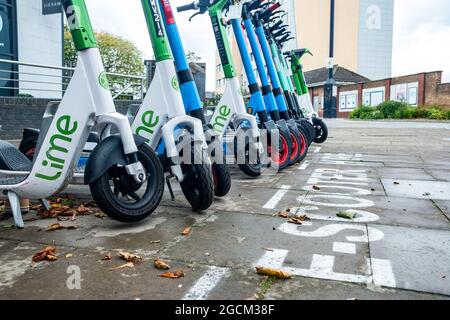 Londra- Agosto 2021: E-scooters di lime a noleggio parcheggiati in West London Street a Ealing. Foto Stock