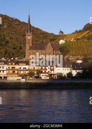 Renania. Due chiese tedesche sul fiume Reno. Uno nella città di Bacharach sulla riva del fiume l'altro sulla collina che domina la città. Foto Stock