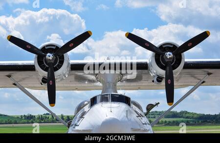 Vista frontale dei motori e dell'abitacolo del Consolidated PBY Catalina 433915 (G-PBYA) presso IWM Duxford, Cambridgeshire, Inghilterra, Regno Unito Foto Stock