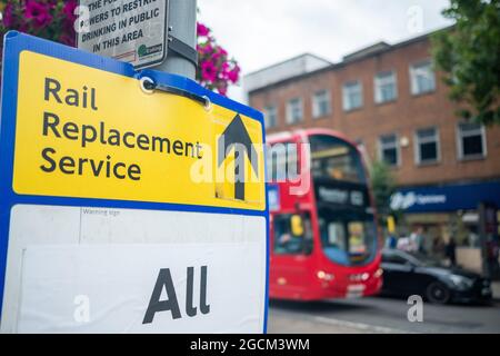 Londra - Agosto 2021: Cartello del servizio di sostituzione della ferrovia (autobus) a causa della chiusura della District Line a Ealing, West London Foto Stock