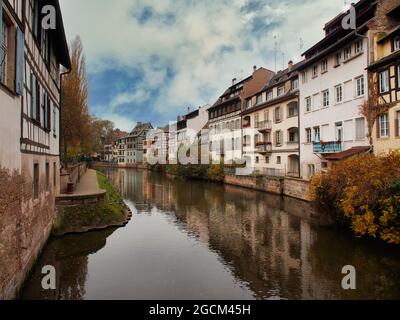 Canale di Strasburgo fiancheggiato da edifici Foto Stock