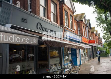 Londra Agosto 2021: Pitshanger Lane negozi, una strada trafficata di negozi indipendenti a Ealing, West London Foto Stock