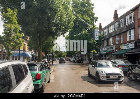 Londra Agosto 2021: Pitshanger Lane negozi, una strada trafficata di negozi indipendenti a Ealing, West London Foto Stock
