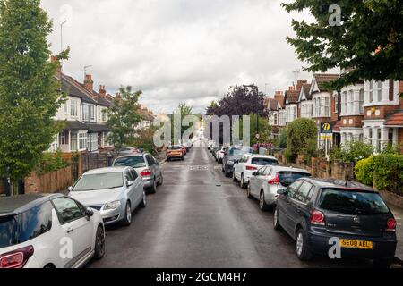 Ealing, Londra- tipica strada di case a schiera nel quartiere suburbano ovest di Londra Foto Stock