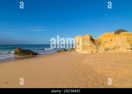 Bella spiaggia vuota vicino Portimao, Algarve, Portogallo Foto Stock