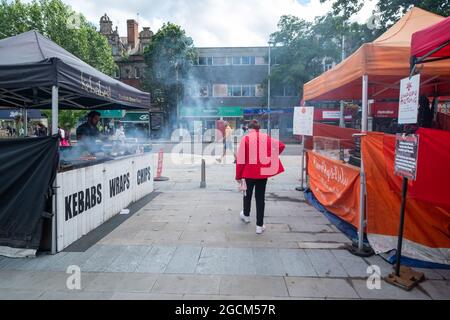 Londra - Agosto 2021: Mercato alimentare a St George Dickens Yard a Ealing Broadway Foto Stock