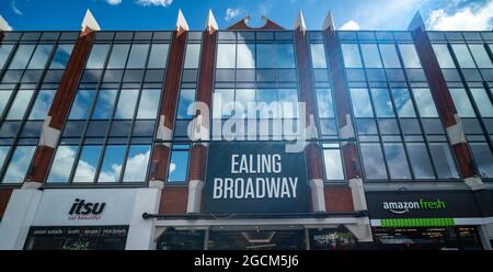 Londra - Agosto 2021: Centro commerciale Ealing Broadway nella parte ovest di Londra Foto Stock