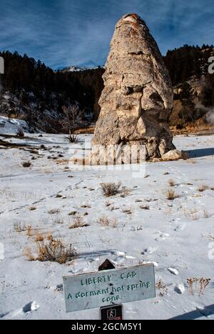 Liberty Cap, cono dormiente delle sorgenti termali, Parco Nazionale di Yellowstone Foto Stock