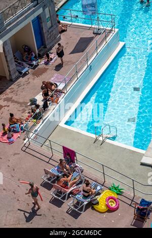 Plymouth, Devon, Inghilterra, Regno Unito. 2021. Panoramica del Lido di TInside sul lungomare di Plymouth, storico stile art deco e votato nelle prime dieci piscine all'aperto in Euro Foto Stock