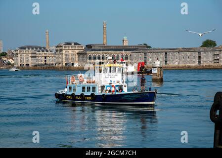 Cremyll, Cornovaglia, Inghilterra, Regno Unito. 2021. Il traghetto Cremyll che arriva a Cremyll dopo aver attraversato il fiume Tamar che divide Devon e Cornovaglia, Ferry ope Foto Stock