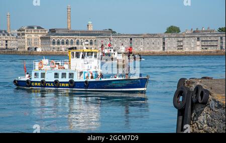 Cremyll, Cornovaglia, Inghilterra, Regno Unito. 2021. Il traghetto Cremyll che arriva a Cremyll dopo aver attraversato il fiume Tamar che divide Devon e Cornovaglia, Ferry ope Foto Stock