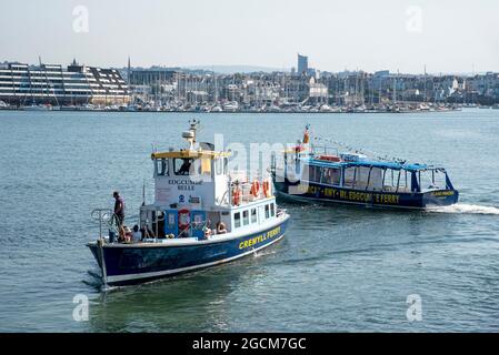 Cremyll, Cornovaglia, Inghilterra, Regno Unito. 2021. Il traghetto Cremyll che arriva a Cremyll dopo aver attraversato il fiume Tamar che divide Devon e Cornovaglia, Ferry ope Foto Stock