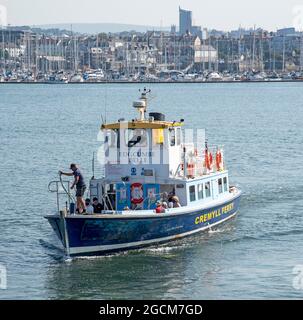 Cremyll, Cornovaglia, Inghilterra, Regno Unito. 2021. Il traghetto Cremyll che arriva a Cremyll dopo aver attraversato il fiume Tamar che divide Devon e Cornovaglia, Ferry ope Foto Stock