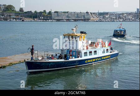 Cremyll, Cornovaglia, Inghilterra, Regno Unito. 2021. Il traghetto Cremyll che arriva a Cremyll dopo aver attraversato il fiume Tamar che divide Devon e Cornovaglia, Ferry ope Foto Stock