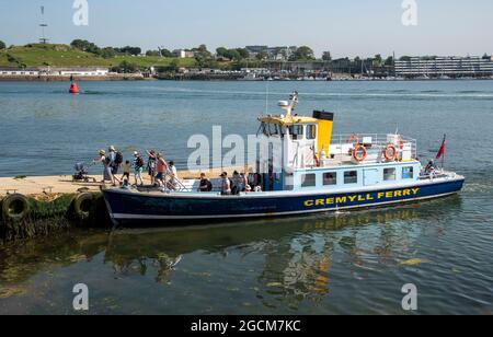 Cremyll, Cornovaglia, Inghilterra, Regno Unito. 2021. I passeggeri sbarcano sul traghetto Cremyll a Cremyll dopo aver attraversato il fiume Tamar che divide Devon e Cornwa Foto Stock