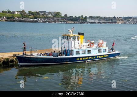 Cremyll, Cornovaglia, Inghilterra, Regno Unito. 2021. Il traghetto Cremyll a Cremyll dopo aver attraversato il fiume Tamar che divide Devon e Cornovaglia, Ferry opera Bet Foto Stock