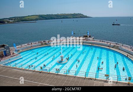 Plymouth, Devon, Inghilterra, Regno Unito. 2021. Panoramica del Lido di TInside sul lungomare di Plymouth, storico stile art deco e votato nelle prime dieci piscine all'aperto in Euro Foto Stock