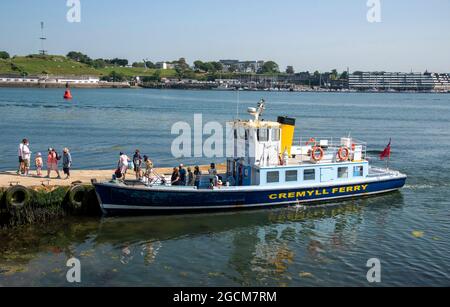 Cremyll, Cornovaglia, Inghilterra, Regno Unito. 2021. I passeggeri sbarcano sul traghetto Cremyll a Cremyll dopo aver attraversato il fiume Tamar che divide Devon e Cornwa Foto Stock