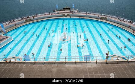 Plymouth, Devon, Inghilterra, Regno Unito. 2021. Panoramica del Lido di TInside sul lungomare di Plymouth, storico stile art deco e votato nelle prime dieci piscine all'aperto in Euro Foto Stock