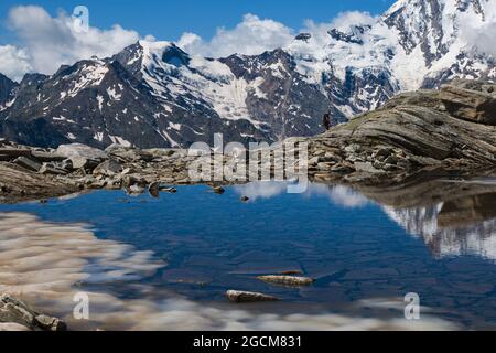 Bella vista sul Monte Rosa con neve e sul Lago Smeraldo nella stagione estiva in Valle Anzasca, Piemonte, Italia, Europa Foto Stock