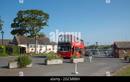 Cremyll, Cornovaglia, Inghilterra, Regno Unito. 2021. Un autobus rosso a due piani che attende in cima allo scivolo del traghetto prima di partire per un viaggio a Plymouth, Devon Foto Stock