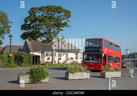 Cremyll, Cornovaglia, Inghilterra, Regno Unito. 2021. Un autobus rosso a due piani che attende in cima allo scivolo del traghetto prima di partire per un viaggio a Plymouth, Devon Foto Stock