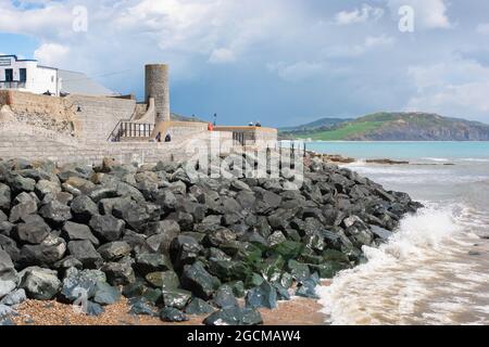 Costa Sud Ovest, vista delle persone che camminano lungo il percorso della costa Sud Ovest a Rock Point sul bordo di Lyme Regis in Dorset, Inghilterra, Regno Unito Foto Stock