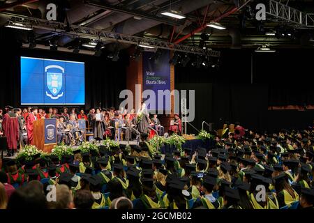 Giovane che ha ricevuto il suo diploma post-laurea (master) alla cerimonia di laurea, Sheffield University Foto Stock