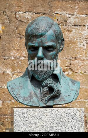 Un busto di DH Lawrence nel piccolo giardino murato a Newstead Abbey, Nottinghamshire, Regno Unito. Foto Stock