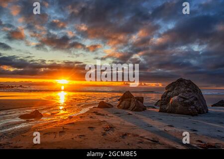 Sole di mezzanotte sulla spiaggia di Skagsanden, Flakstad, Lofoten, Nordland, Norvegia Foto Stock