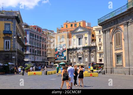 Luglio 11 2021 Napoli in Italia in Europa: Strade tipiche nei pressi del Palazzo reale Foto Stock