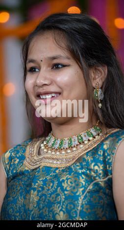 I bambini indiani indossano abiti etnici indiani durante Raksha Bandhan, un festival per celebrare il legame tra la sorella. Decorazione in case indiane. Foto Stock