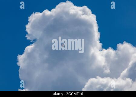 Un parapendio nelle nuvole Foto Stock