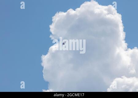 Un parapendio nelle nuvole Foto Stock