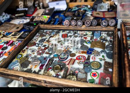 Cracovia, Polonia - 28 agosto 2018: Medaglia e insegne dell'epoca sovietica e nazista sul mercato delle pulci nella Plac Nowy a Cracovia, Polonia Foto Stock