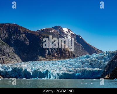 Esplorando lo splendido ghiacciaio delle acque tideane del ghiacciaio South Sawyer con lo zodiaco nell'area selvaggia di Tracy Arm, la Tongass National Forest, Alaska USA Foto Stock