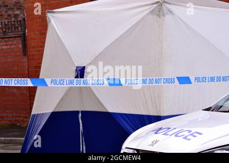 Linea di polizia o cordone: 'Non attraversare' e tenda forense e fronte della macchina di polizia a Manchester, Inghilterra, Regno Unito Foto Stock