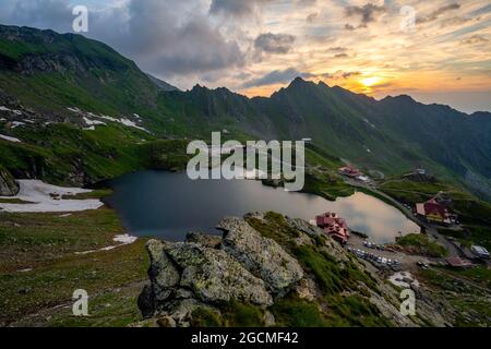 Spettacolare tramonto sul Lago Balea Lac situato vicino alla famosa autostrada Transfagarasan Foto Stock