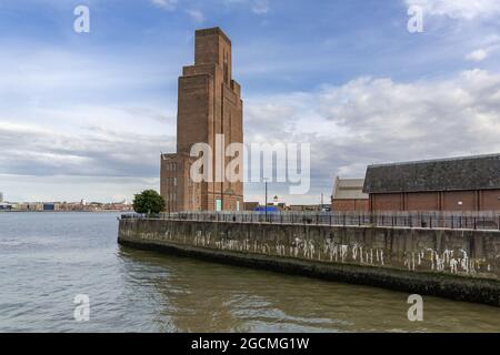 Birkenhead, Wirral, Regno Unito: Queensway tunnel di ventilazione torre a Woodside, che domina il fiume Mersey. Foto Stock