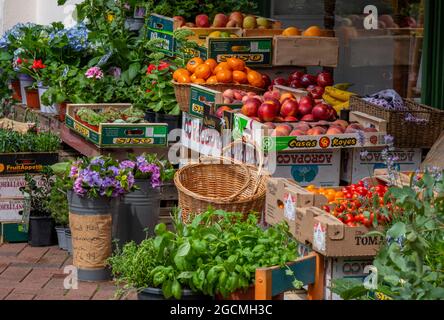 frutta e verdura colorate, esposizione di fruttivori, frutta e verdura in mostra, cinque al giorno, bella mostra negozio presso i negozio di alimentari. Foto Stock