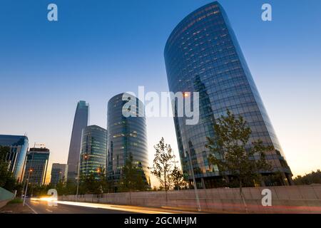 Skyline di moderni edifici per uffici nel quartiere finanziario di Santiago del Cile Foto Stock