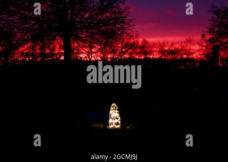 Luci notturne nel parco. Deco illuminazione atmosfera in giardino con cielo tramonto. Lanterna di notte. Atmosfera d'ora d'oro. Foto Stock