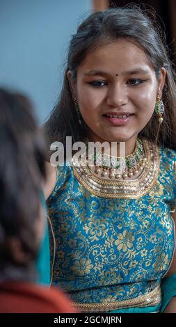 Famiglie indiane che celebrano il festival di Raksha Bandhan un festival per celebrare il legame tra fratello e sorella. Rakhi celebrazione in India. Alimentazione dei dolci, applicazione di tikka. Foto Stock