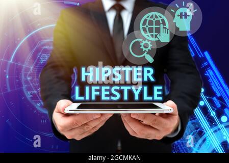 Testo manoscritto Hipster Lifestyle. Word per le scelte e gli interessi musicali non rientrano nella visualizzazione di un tablet Man in Office Uniform Holding Foto Stock