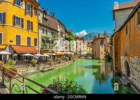 Caffè e ristoranti sulla riva del fiume Thiou che attraversa l'antica città di Annecy. Annecy, dipartimento della Savoia, Auvergne-Rhône-Alpes re Foto Stock