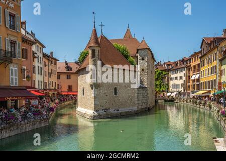 Le vecchie prigioni della città di Annecy sono ora diventate un'attrazione turistica. Lungo i canali abbondano caffè e ristoranti. Annecy, alta Savoia Foto Stock