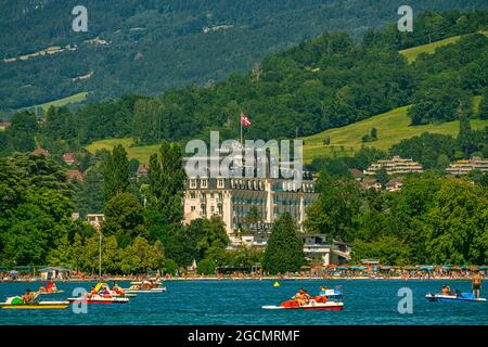 Il Palazzo Imperiale si affaccia direttamente sul Lago di Annecy, utilizzato dai turisti e dalla gente del posto per le vacanze estive. Annecy, dipartimento della Savoia, Auvergne-Rhône-Alpes re Foto Stock