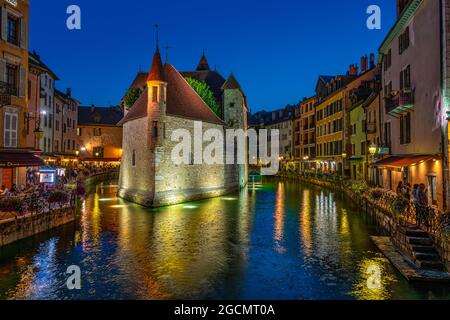 Le vecchie prigioni della città di Annecy sono diventate un'attrazione turistica. Lungo i canali abbondano caffè e ristoranti. Annecy, Francia Foto Stock